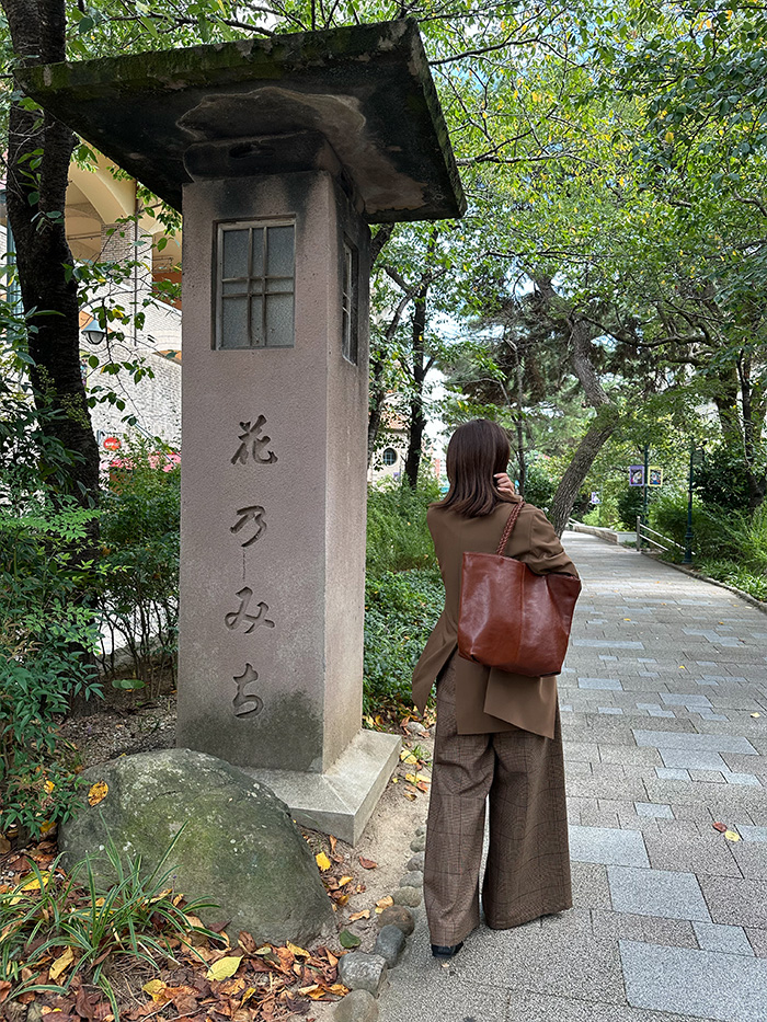 宝塚大劇場へ続く花のみちを歩く様子