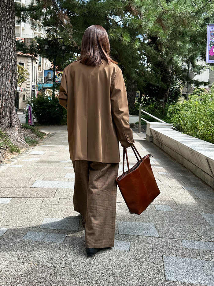 宝塚 花のみちをレザーバッグと歩く