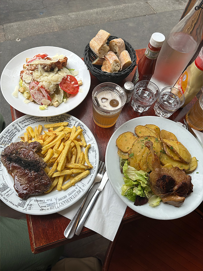 ビストロヴィクトワールでステーキや鴨料理を楽しむパリ旅行