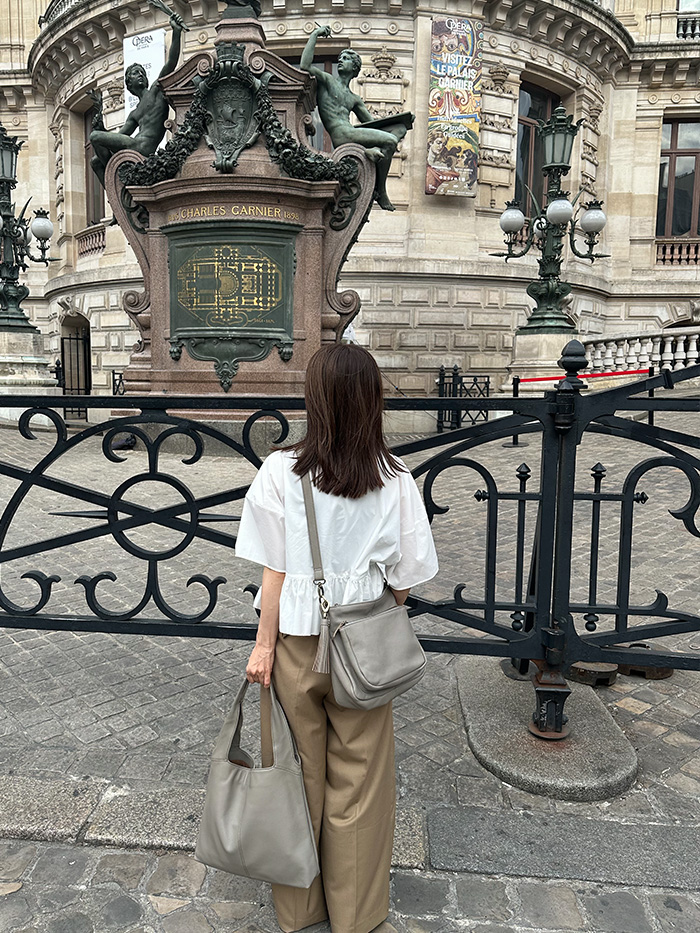 パリ旅行でアリエルプラスゴートを斜めがけする50代女性の街歩きスタイル