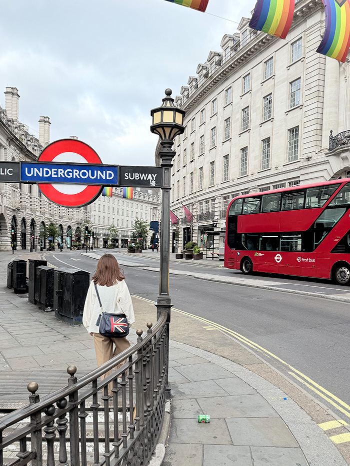 ロンドンの街歩きに本革ショルダーバッグを合わせた50代女性の旅行スタイル