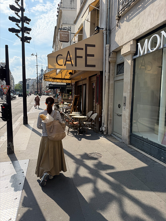 パリの街歩きに本革ショルダーバッグを合わせた50代女性の旅行コーディネート