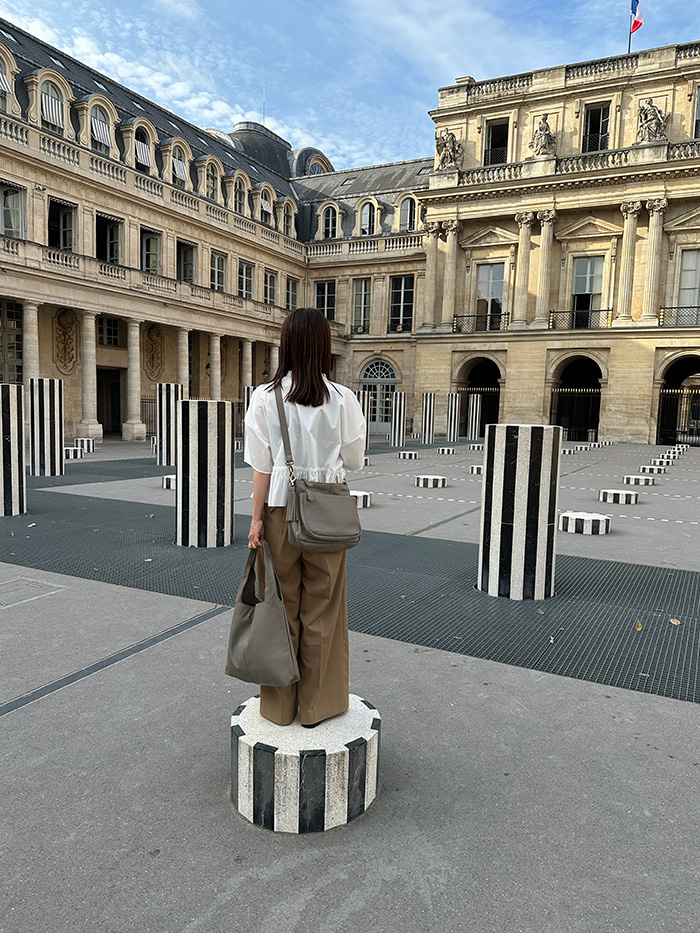 パレロワイヤルを散策する50代女性のパリ旅行コーディネート