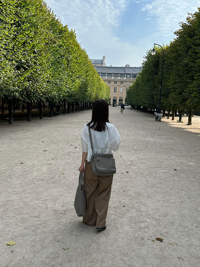 パリのパレロワイヤル庭園を散策するヨーロッパ旅行