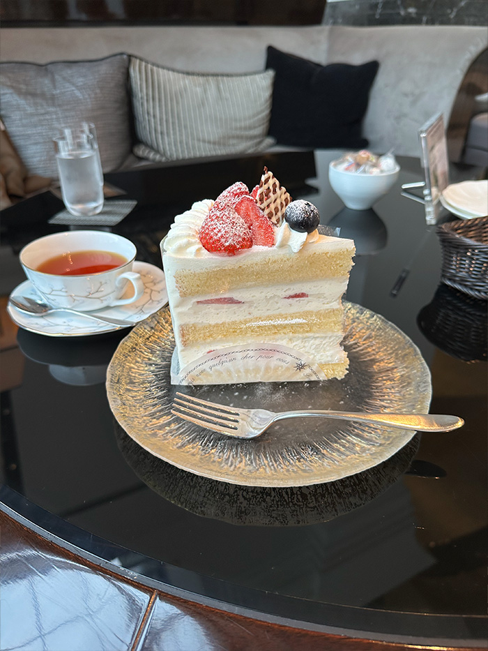 ホテルラウンジでいただいたショートケーキと紅茶