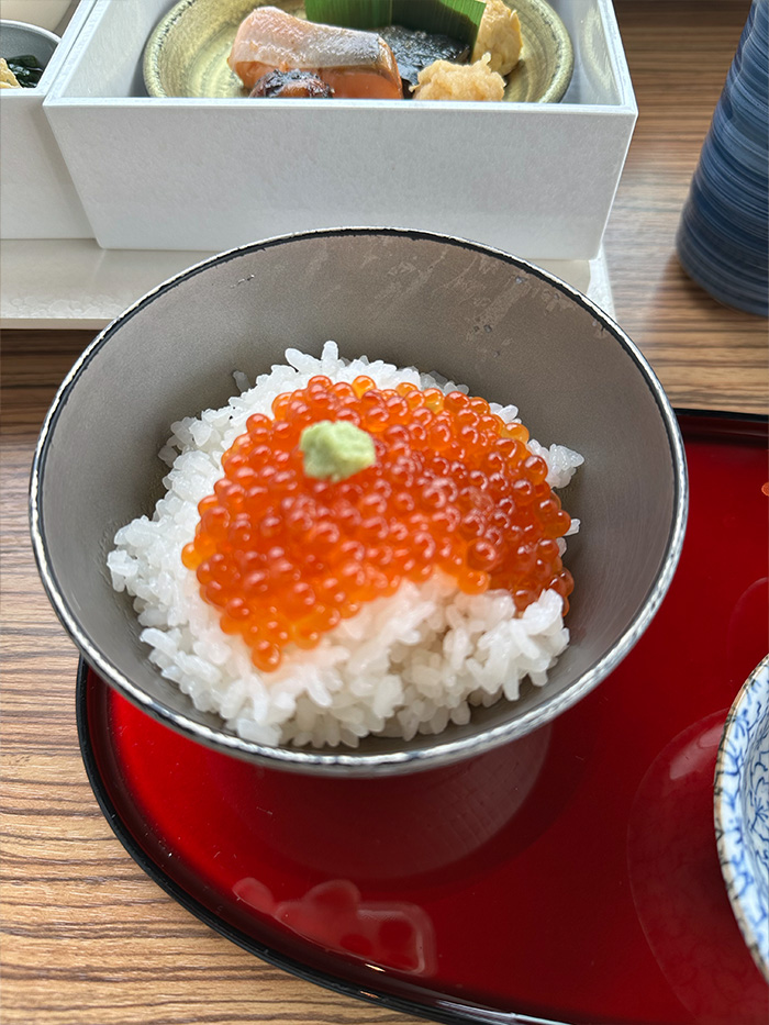 ホテルの和朝食でいただいたいくら御飯