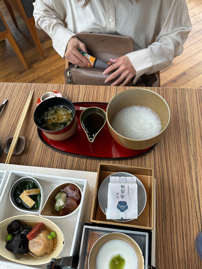 ホテルの和朝食とノートルファボリの小さめバッグ