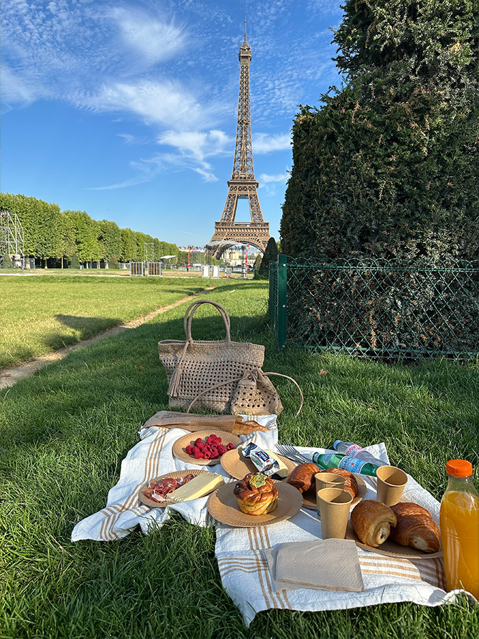 青空のエッフェル塔を眺めながら楽しむパリ旅行のピクニック