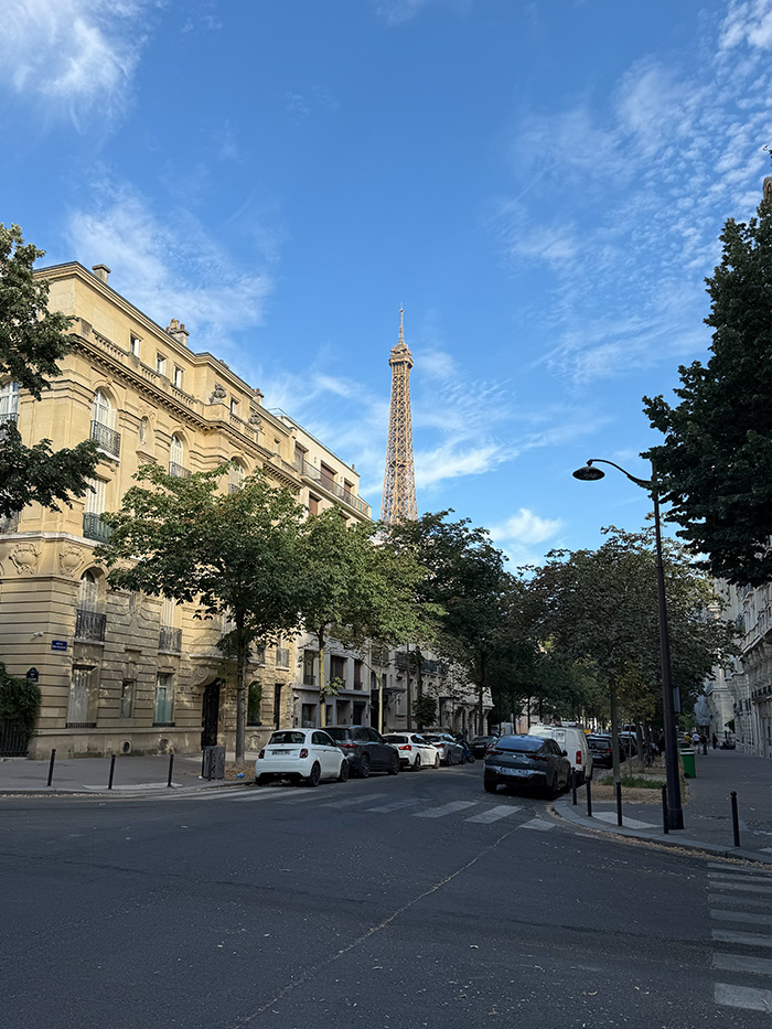 パリの街歩きの途中で建物の間から見えたエッフェル塔