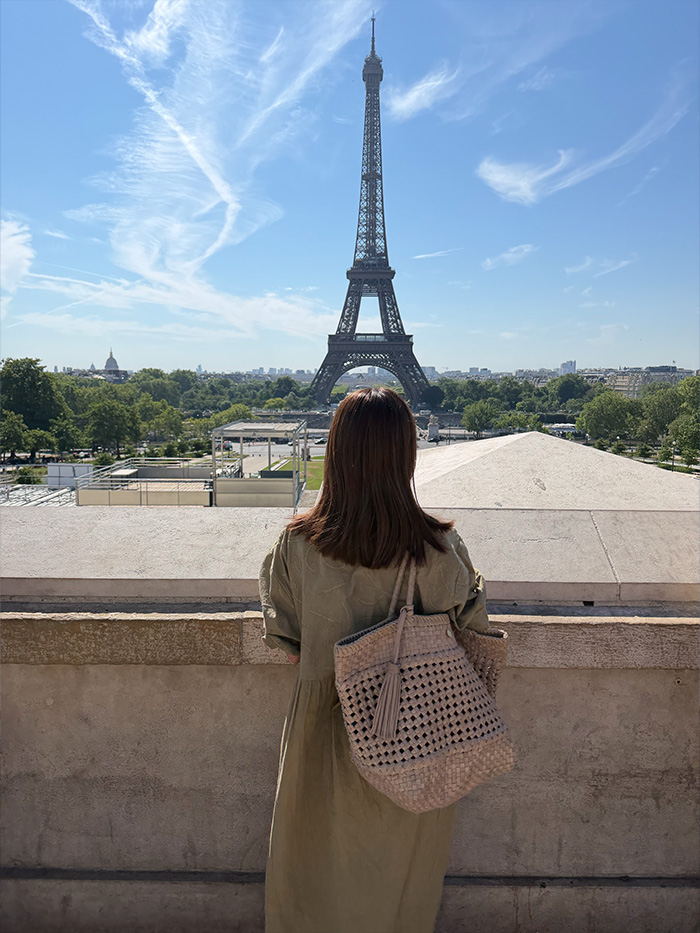 トロカデロからエッフェル塔を眺める50代女性とレザーメッシュバッグのパリ旅行