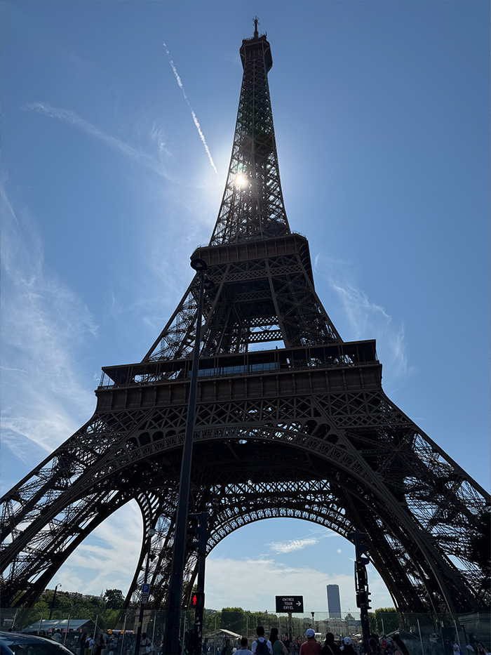 間近から見上げたエッフェル塔とパリ旅行の街歩き