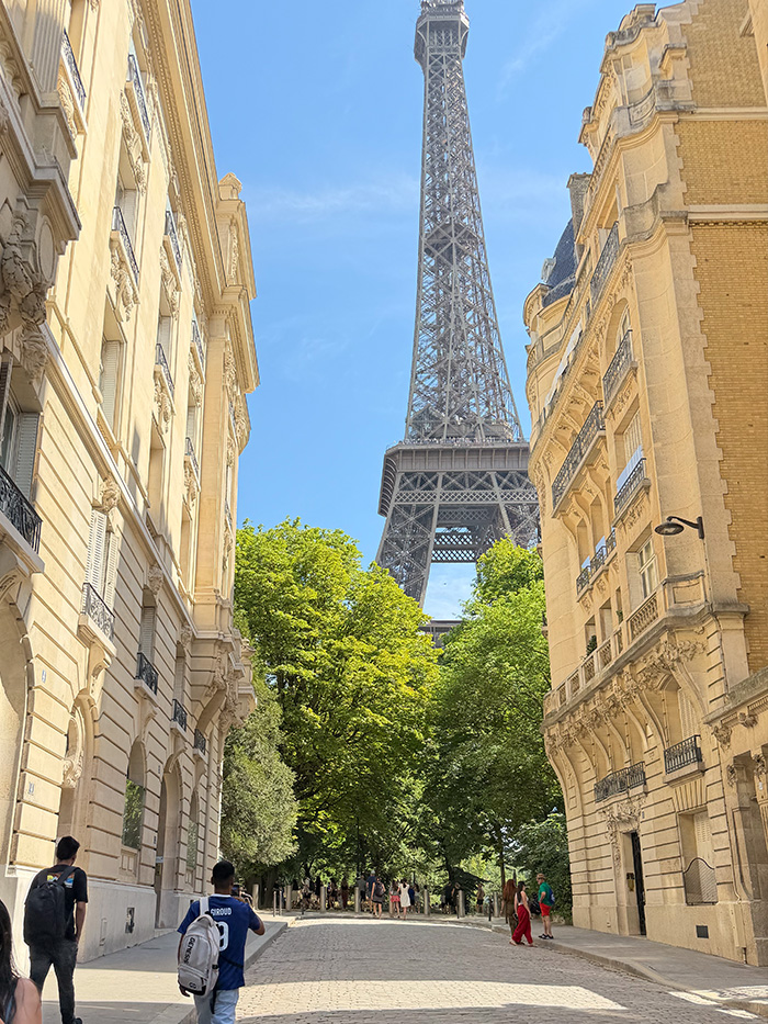 パリの街並みの間から見えるエッフェル塔と街歩きの風景