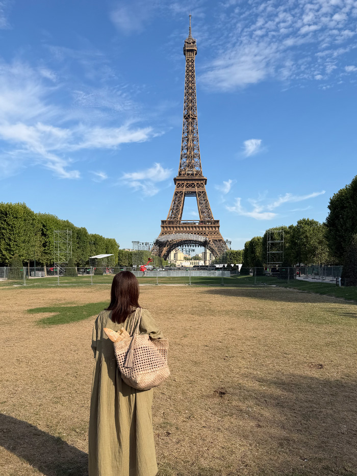 エッフェル塔を眺めながらレザーメッシュバッグを持つ50代女性のパリ旅行