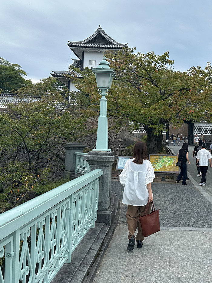 兼六園から金沢城へ向かう金沢旅行