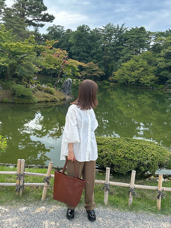 兼六園の緑の中を歩く大人の金沢旅行