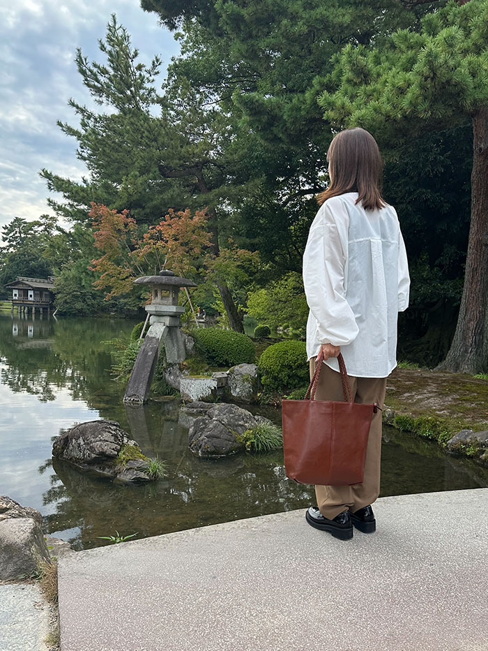 兼六園を散策する50代女性の金沢旅行