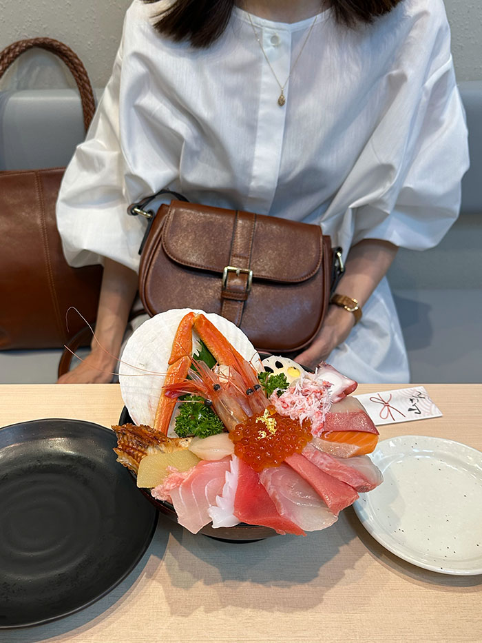 金沢の海鮮丼と50代女性の本革旅行バッグ
