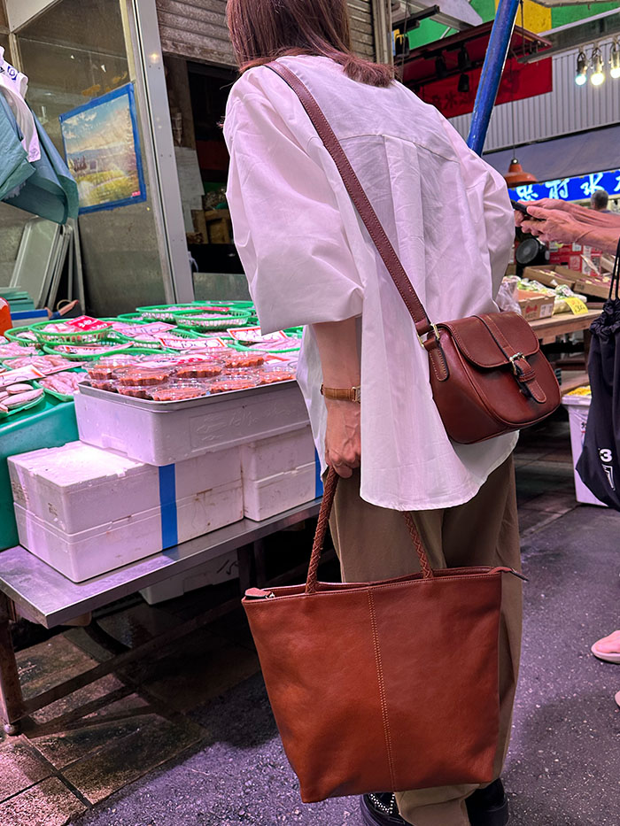 近江町市場を歩く50代女性の金沢旅行