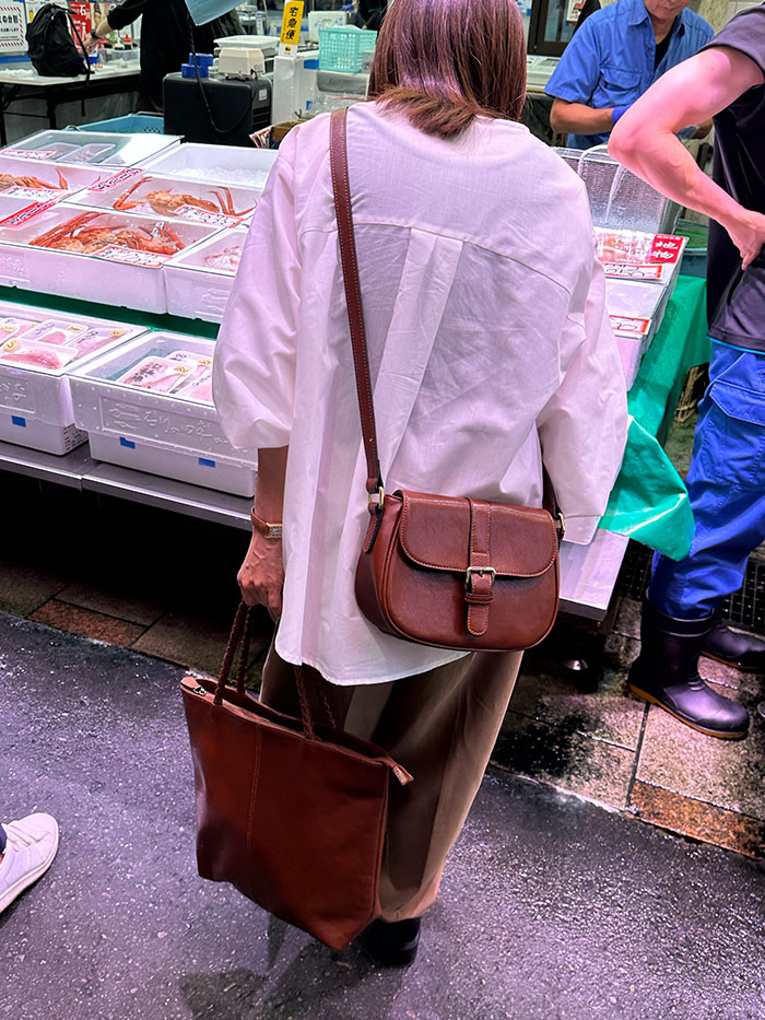 近江町市場で本革ショルダーとトートを持つ50代女性