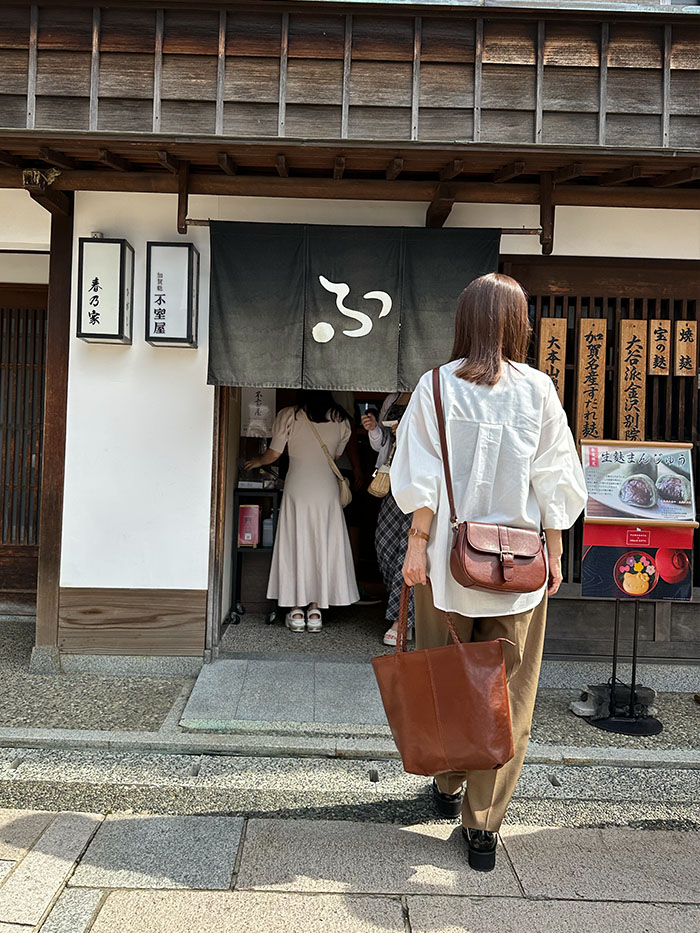 ひがし茶屋街のお店を巡る50代女性の大人旅