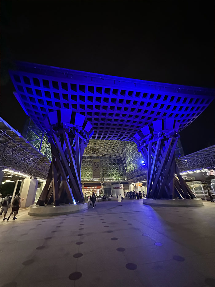 夜にライトアップされた金沢駅の鼓門