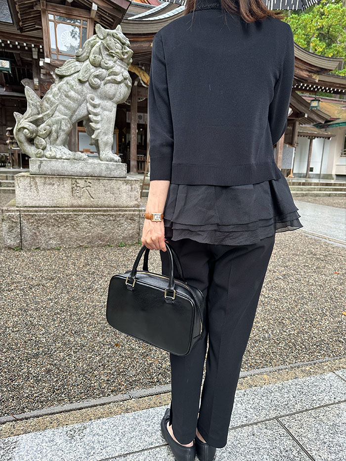 神社参拝にも似合う50代女性のきれいめバッグコーデ シモーヌ・ゼン ブラック