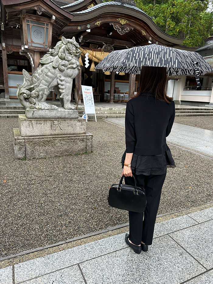 雨の白山比咩神社の境内と狛犬