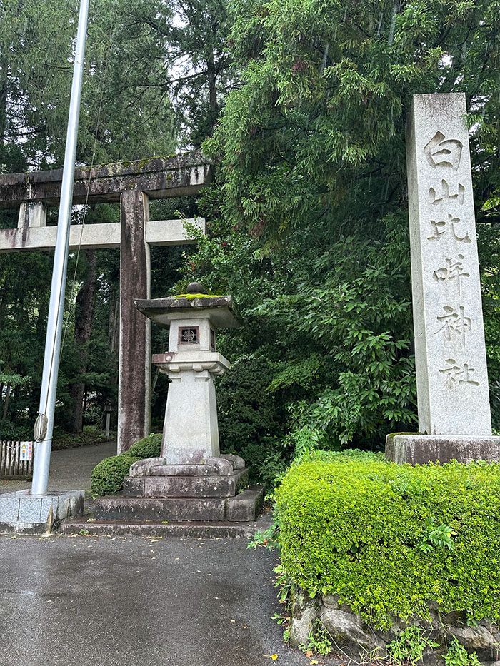 白山比咩神社の石碑と緑に囲まれた入口