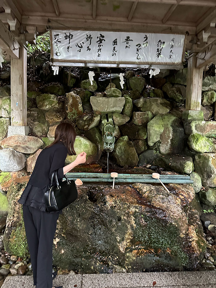 白山比咩神社の手水舎で参拝前に手を清める様子