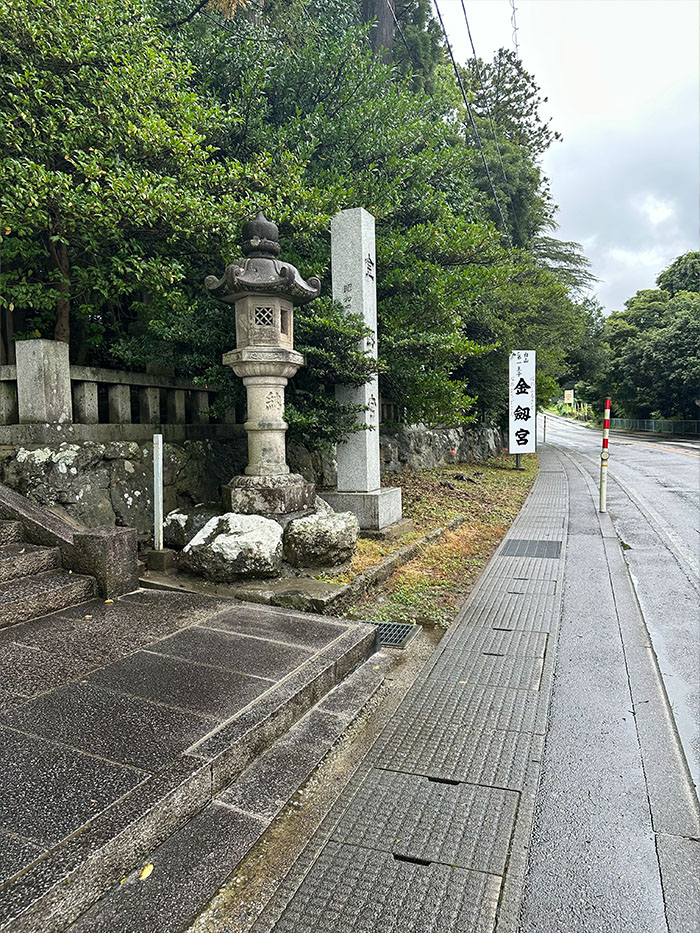 石川県白山市の金劔宮へ向かう雨の日の道